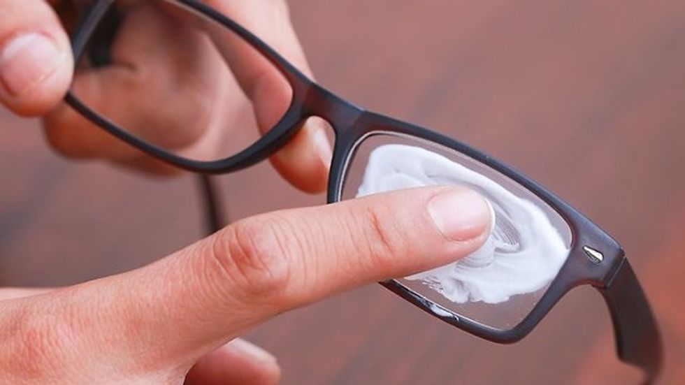 aid1358518 v4 728px Remove Scratches From Plastic Lens Glasses Step 2 Version 3