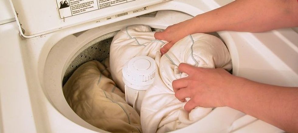 aid1418700-728px-Wash-Feather-Pillows-Step-4