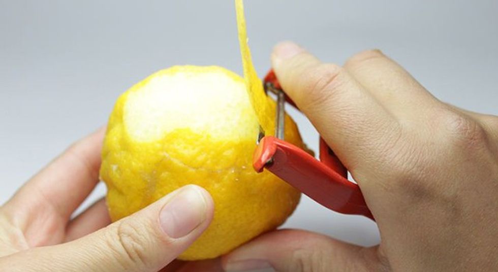 aid1630914 728px Make Lemon Peel Tea Step 3