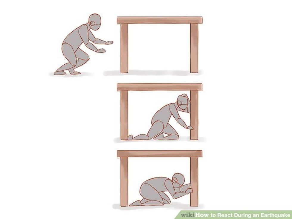 aid7034 v4 728px React During an Earthquake Step 1