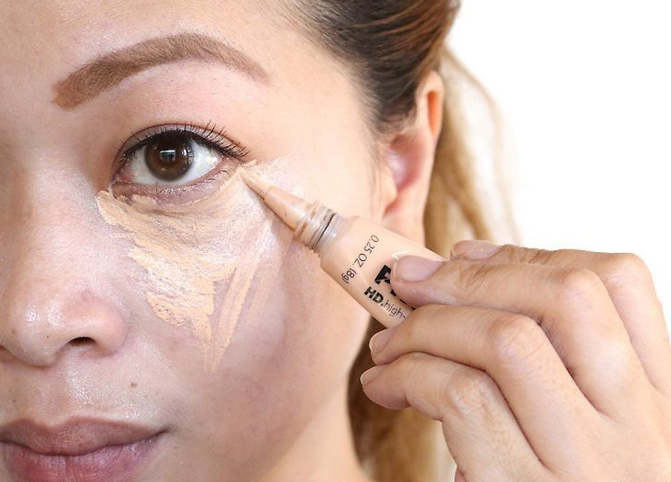 aid708909 v4 728px Apply Makeup for a Fresh and Clean Look Step 2