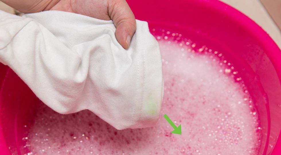 aid768613 v4 1200px Remove Oil Stains With Baking Soda Step 20