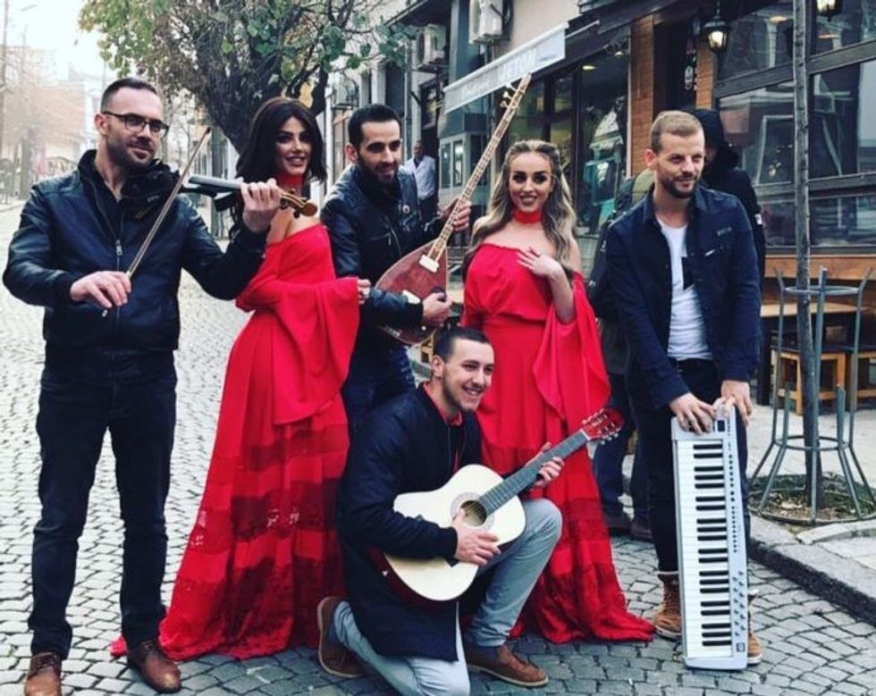 Aida Doçi dhe Morena Taraku gjatë xhirimeve të klipit të ri.