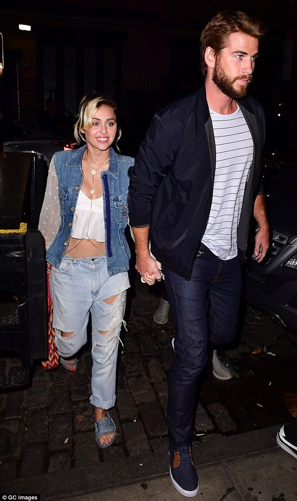 Ajo aktualisht është në lidhje me aktorin australian, Liam Hemsworth.