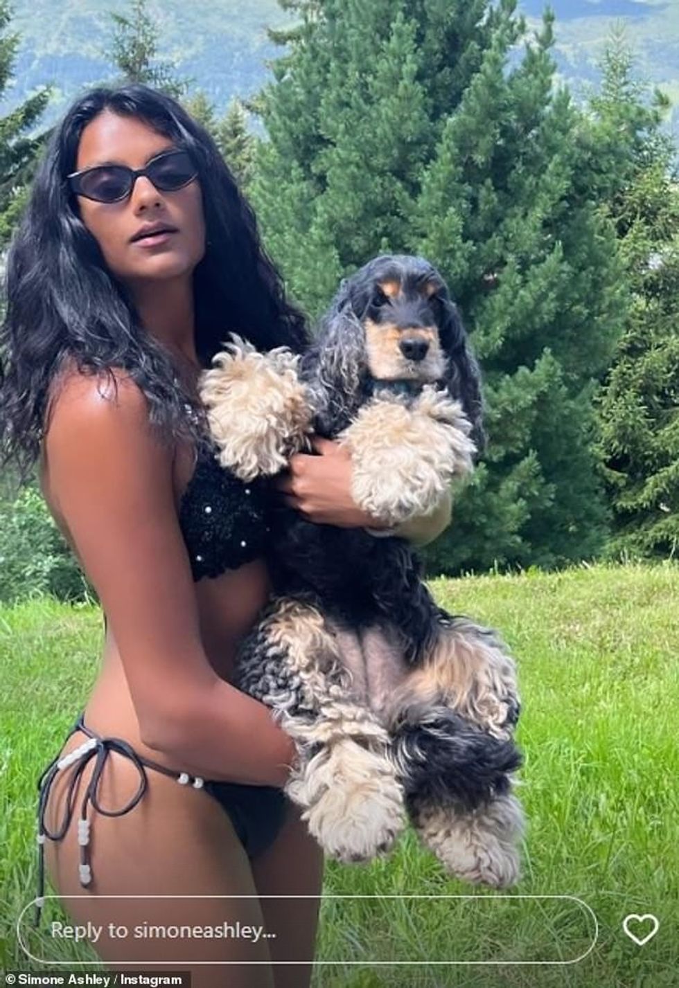 Ajo dërgoi temperatura të larta në pjesën e sipërme të trekëndëshit me rruaza, të cilën e bashkoi me fundet anësore të kordinuara të kravatës, teksa shtrëngonte qesen e saj.