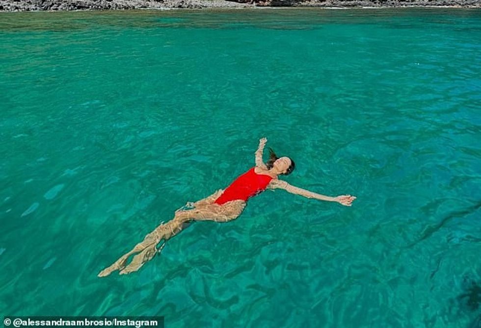 Ajo dukej e relaksuar teksa eksploronte ujërat e Bregut N¿ Pali rreth ishullit Kauai