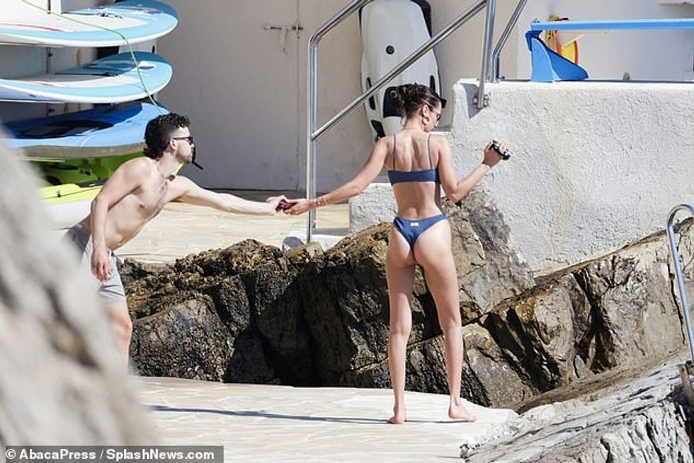 Ajo dukej e shkëlqyeshme në bluzën blu dhe me bikini të argjendta që nxirrte në pah asetet e saj dhe ishte e shoqëruar me pantallona të shkurtra të ngjashme