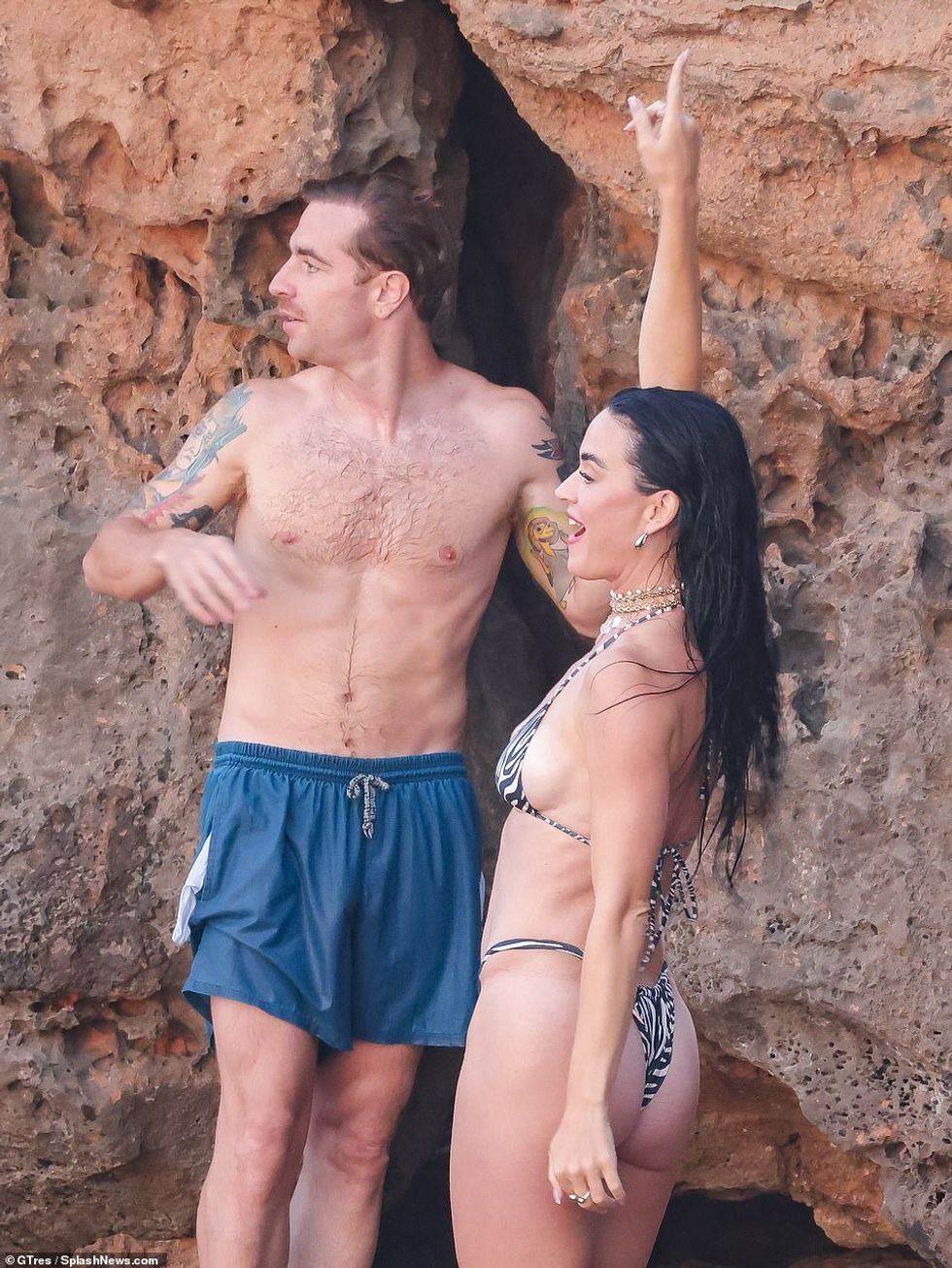 Ajo dukej sikur po kalonte shumë mirë në xhirimin e videos muzikore