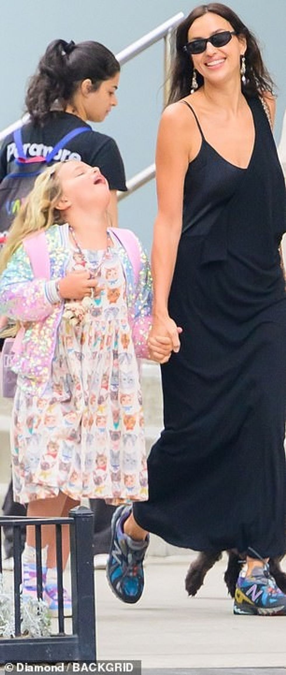 Ajo e bashkoi veshjen me një palë syze dielli elegante të zeza, duke i lënë flokët e saj të errëta të valëviteshin të lirë në erë ndërsa godiste trotuarin