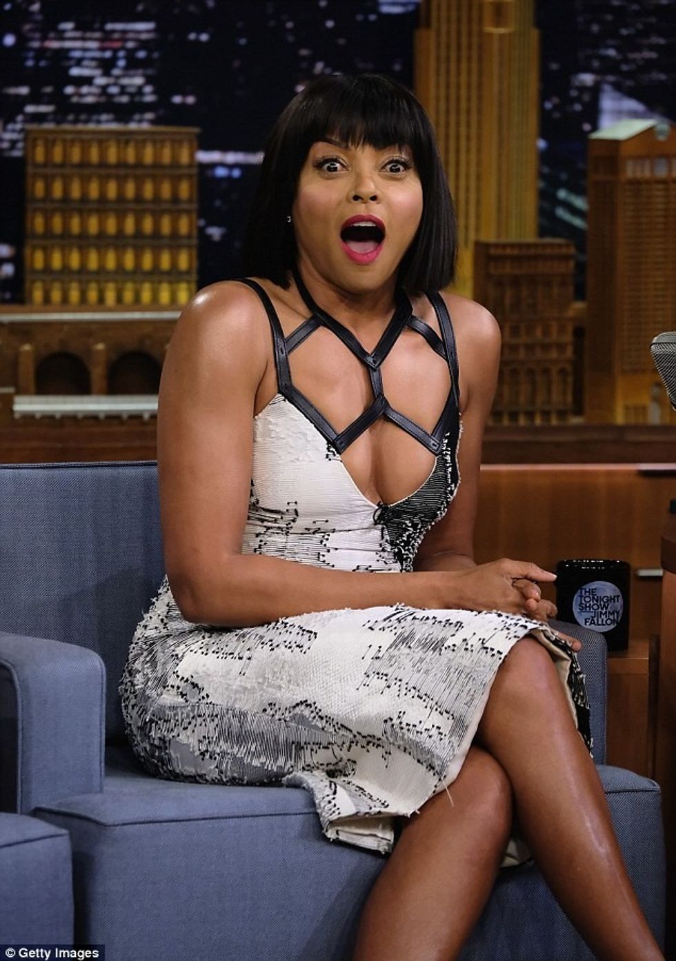 Ajo e dinte se çfarë po bënte dhe për vëmendjen që kishte tërhequr.