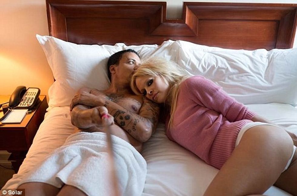 Ajo është 49 vjeçe dhe nënë e dy fëmijëve.