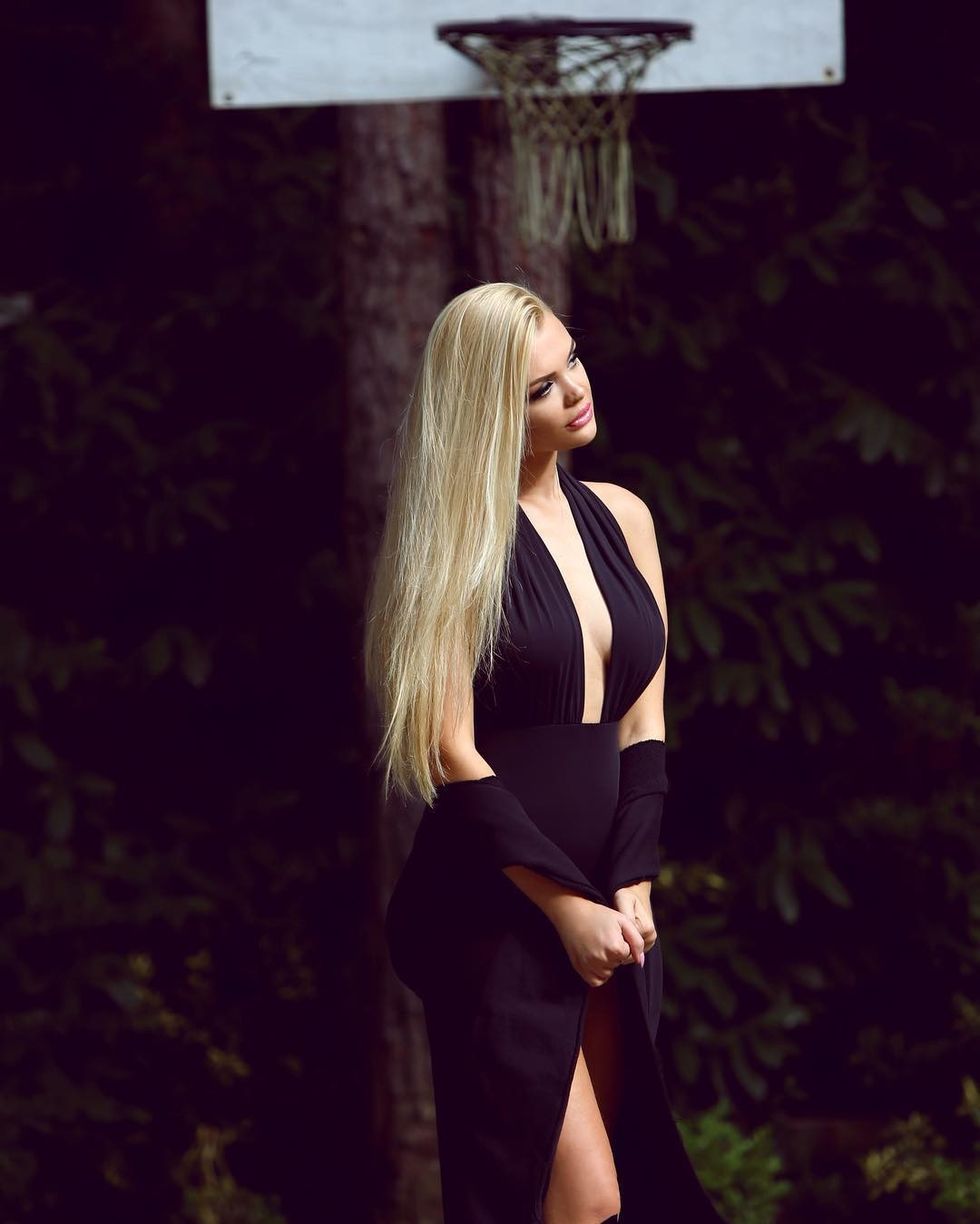 Ajo është një këngëtare atraktive.