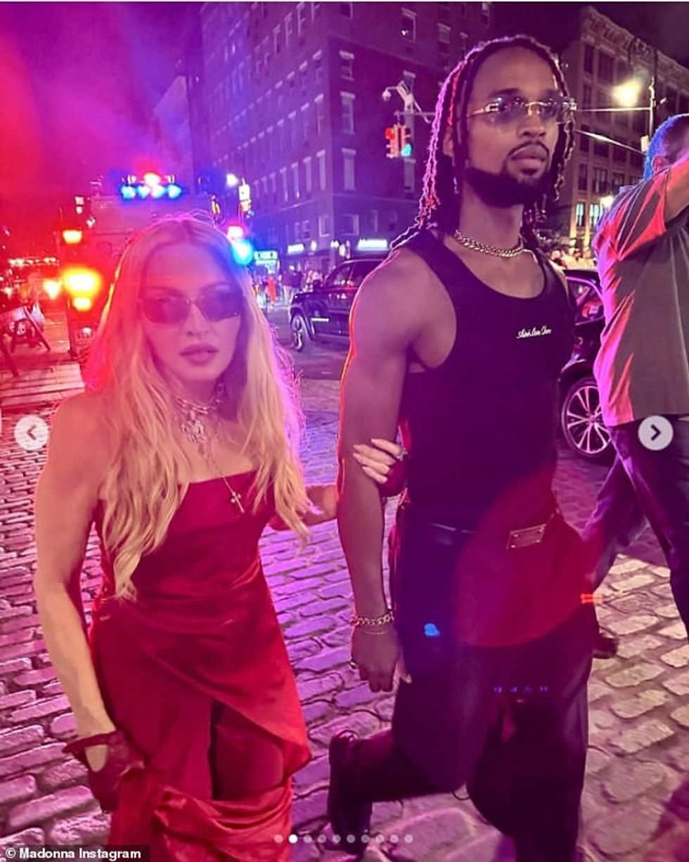 Ajo gjithashtu tregoi pamjen e saj pa moshë dhe grimin magjepsës ndërsa mahniti me një fustan të kuq me bukë.