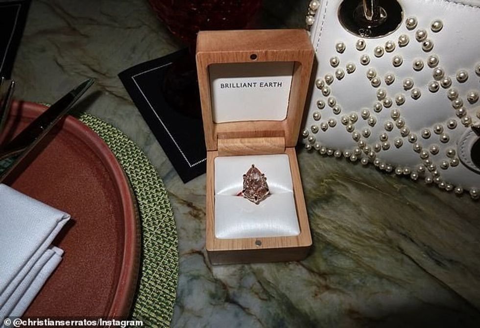 Ajo gjithashtu tregoi për median se çfarë kishin parashikuar për dasmën e tyre. Ne nuk jemi njerëz shumë tradicionalë, por të jesh zyrtarisht i martuar është diçka për të cilën kemi folur gjithmonë”, tha Serratos.