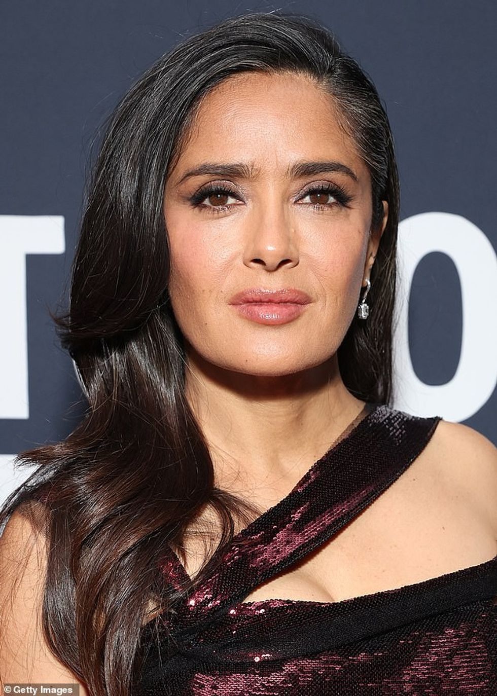 Ajo gjithashtu zbuloi njolla gri në flokët e saj të errëta vetëm disa ditë pasi ajo postoi se përqafoi 'flokët e saj të bardhë' gjatë pushimeve.