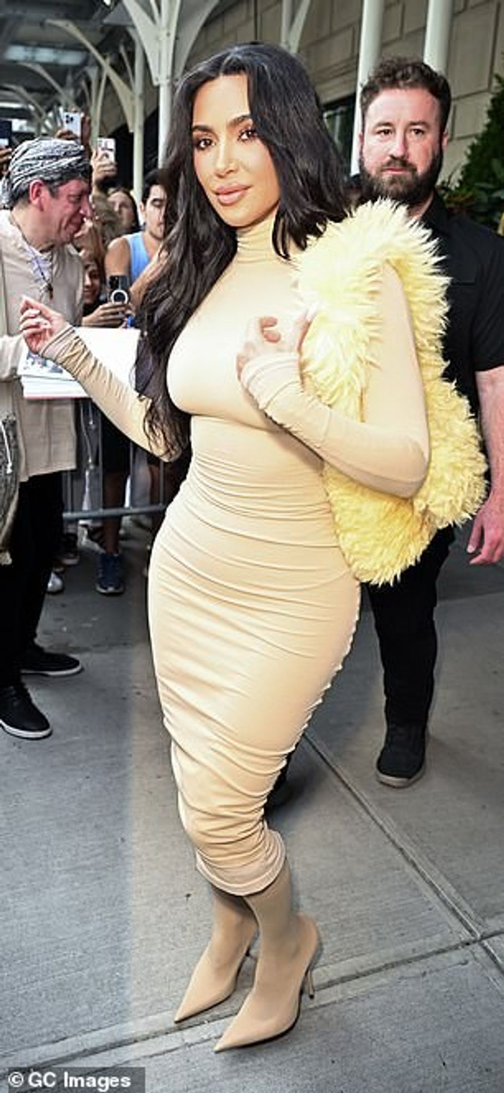 Ajo hodhi një çantë ERL me gëzof të verdhë mbi supe