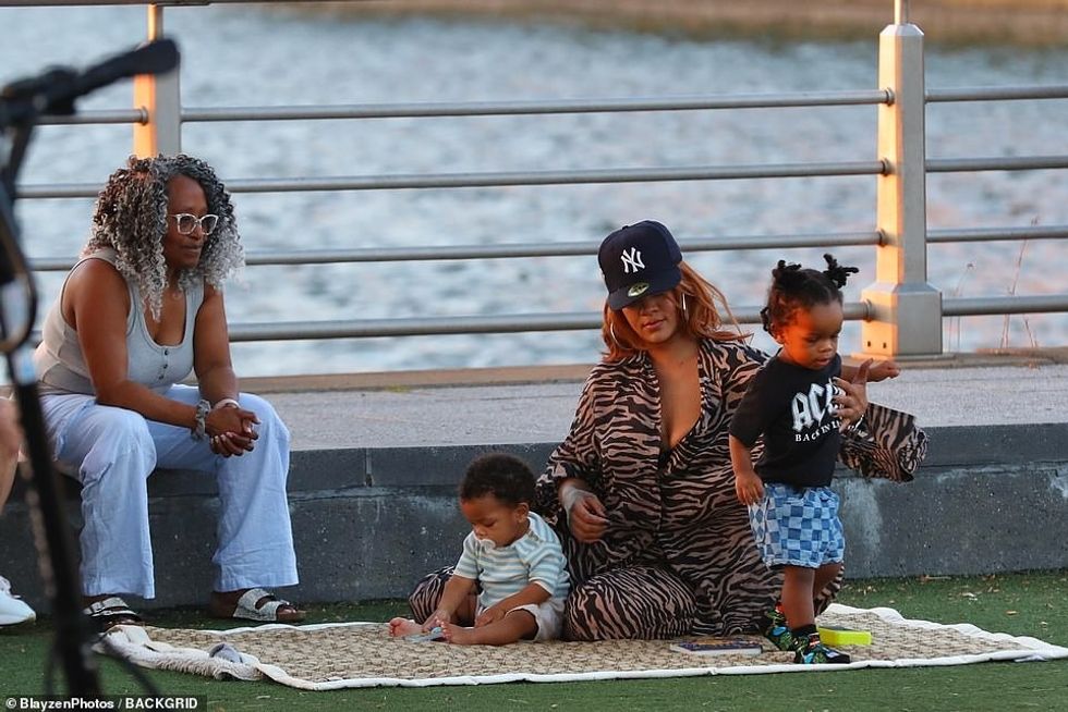 Ajo ishte një nënë shumë e vëmendshme teksa i shikonte fëmijët e saj me një sy të ngushtë