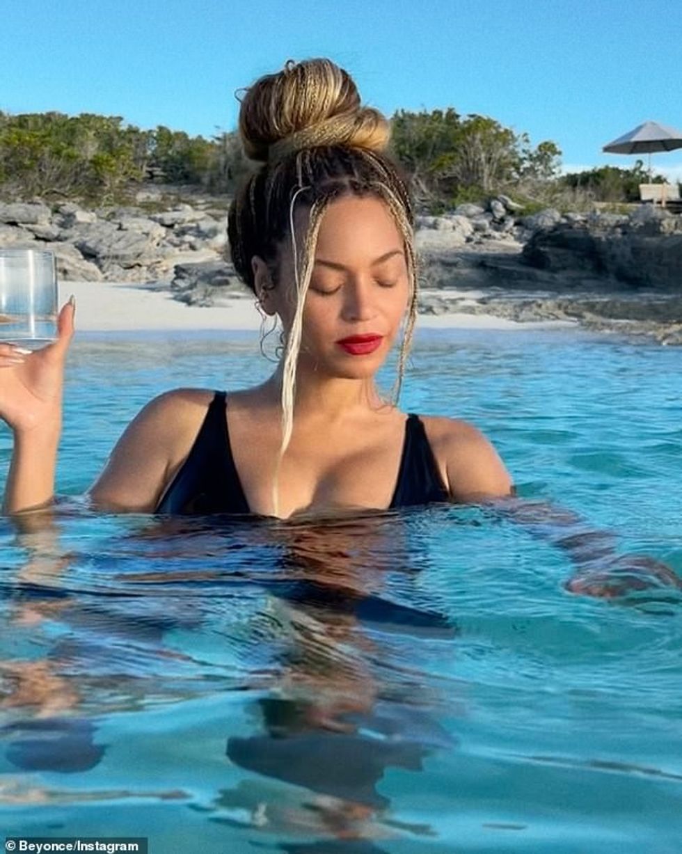 Ajo ka shpërndarë një sërë imazhesh të festës së saj në Instagram. “Jam shumë mirënjohës për një vit tjetër. Faleminderit për urimet e dashura për ditëlindjen”, ka shkruar ajo postimin