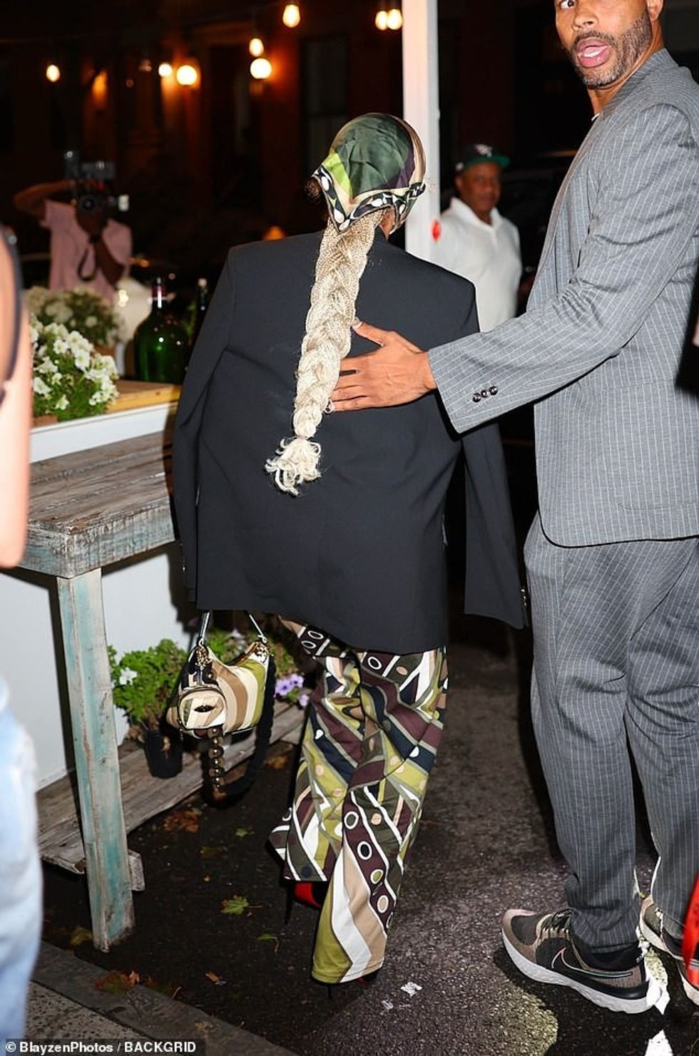 Ajo kishte veshur flokët e saj bjonde platin në një gërshet të gjatë dhe të pajisur me syze dielli të zeza