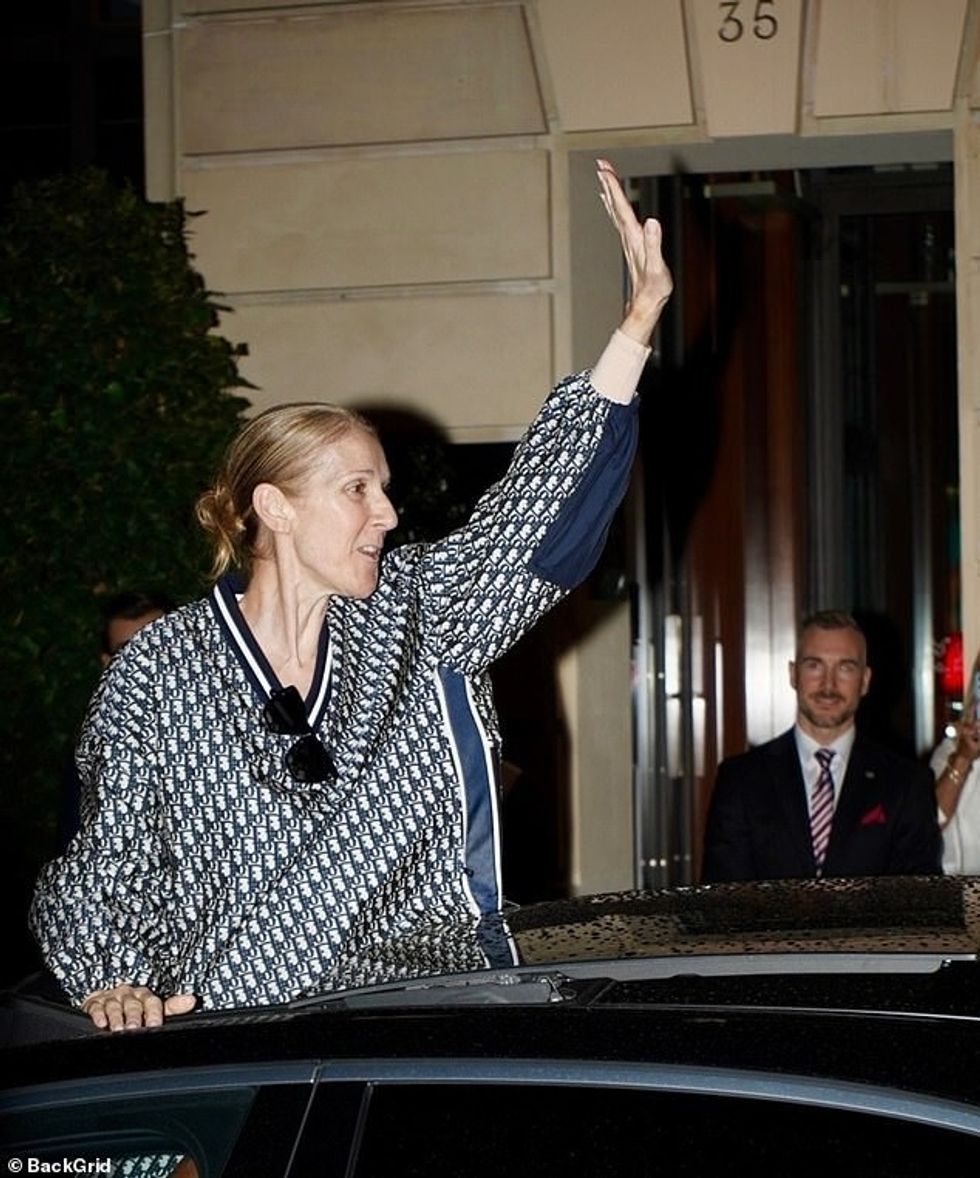 Ajo kishte veshur një bluzë dhe pantallona të tipit