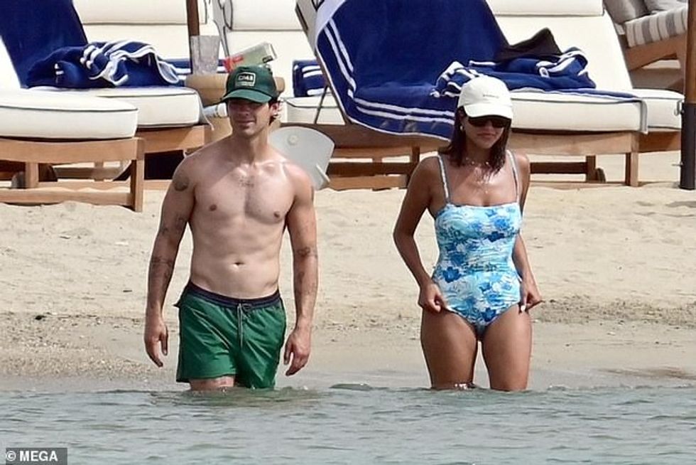 Ajo kompletoi look-un e plazhit me një shtresë gjerdanesh floriri