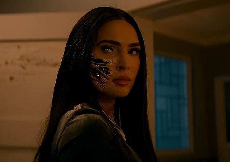 Ajo luan në film si Alice, 'një android inteligjent artificial, i cili ka aftësinë të kujdeset për çdo familje dhe shtëpi', sipas një përmbledhjeje zyrtare.