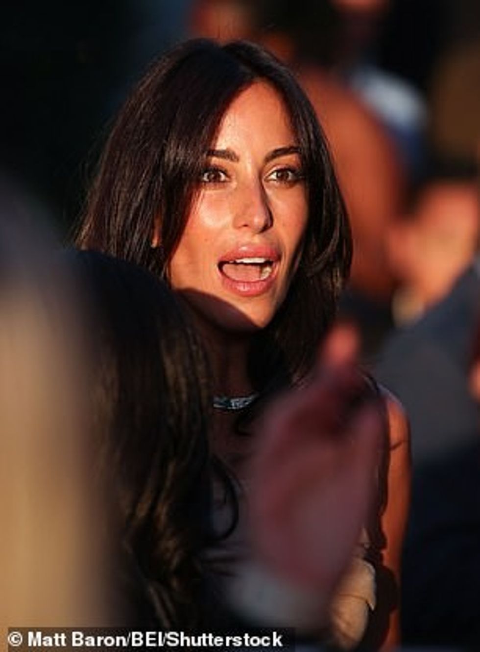 Ajo mbante lehtësisht në dorë një çantë me ngjyrë kafe të errët për të mbajtur disa sende që i duheshin gjatë natës së madhe