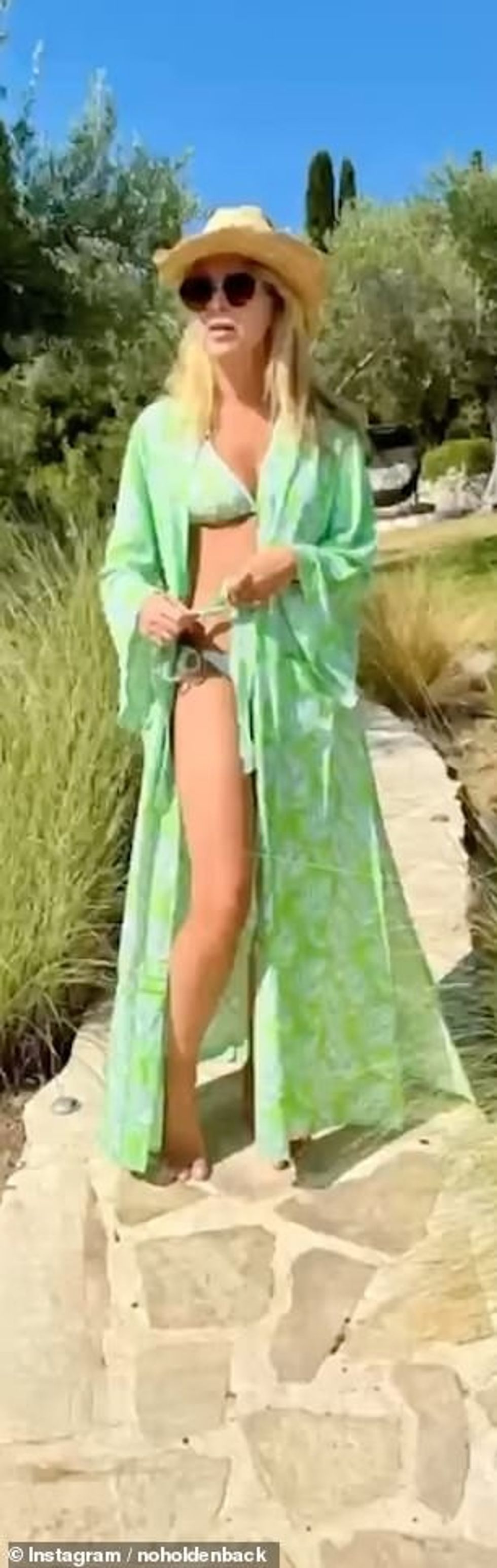 Ajo mbante syze dielli të errëta dhe i la të lira bravat e saj bionde, kështu që ato i binin natyrshëm poshtë shpatullave.