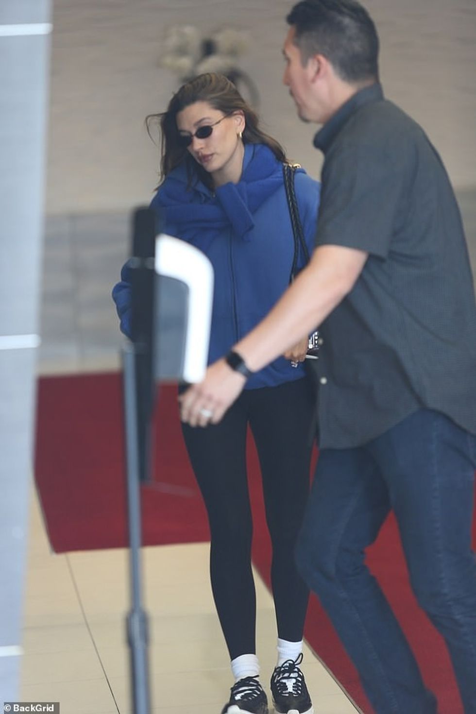 Ajo mori gjërat e nevojshme me një çantë lëkure të zezë dhe e kompletoi pamjen e saj të ditës së spa me një palë nuanca ovale në modë.