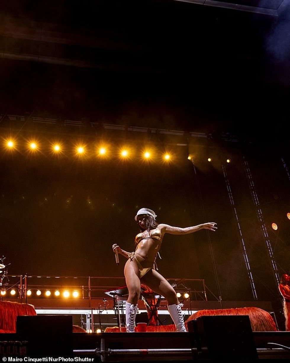 Ajo nisi pjesën e dytë të turneut të saj në Coachella dhe u largua nga May përpara se të kthehej në rrugë në qershor.