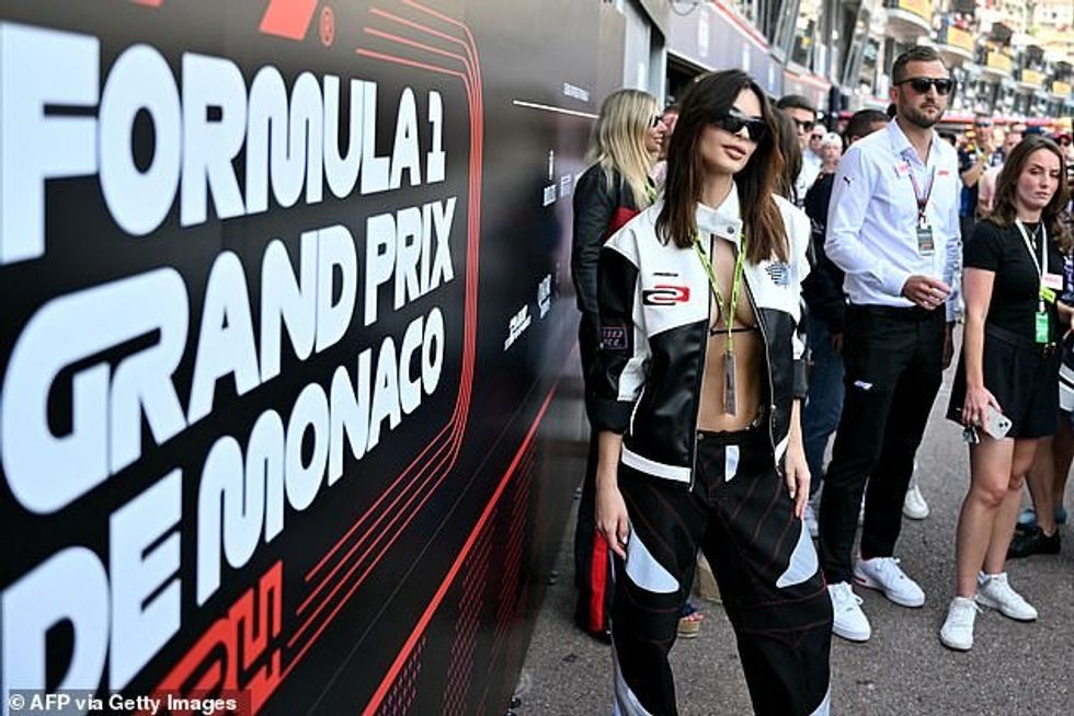 Ajo shtoi një palë pantallona të ngjashme me qepje të kuqe, të varura poshtë në ijë për të treguar mesin e saj tepër të tonifikuar dhe për t'i parë një pamje të poshtme në bikini.