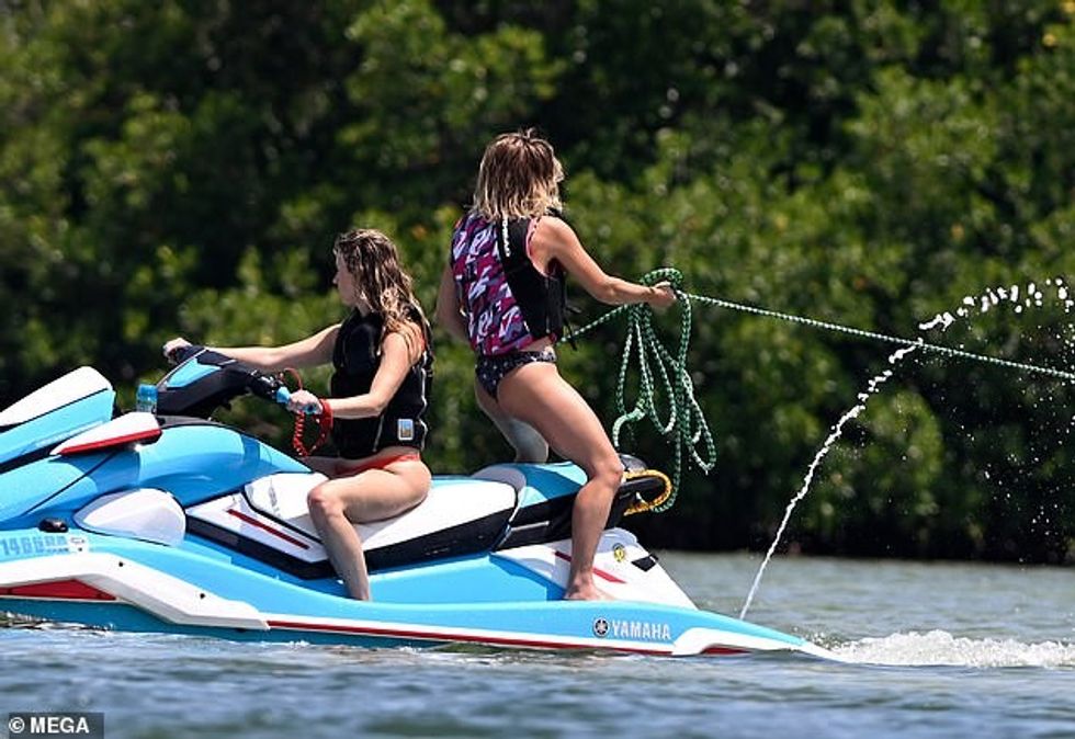 Ajo tregoi aftësitë dhe forcën e saj mbresëlënëse të ekuilibrit, teksa qëndroi pa mundim në pjesën e pasme të jetskit, ndërsa tërhiqte litarin