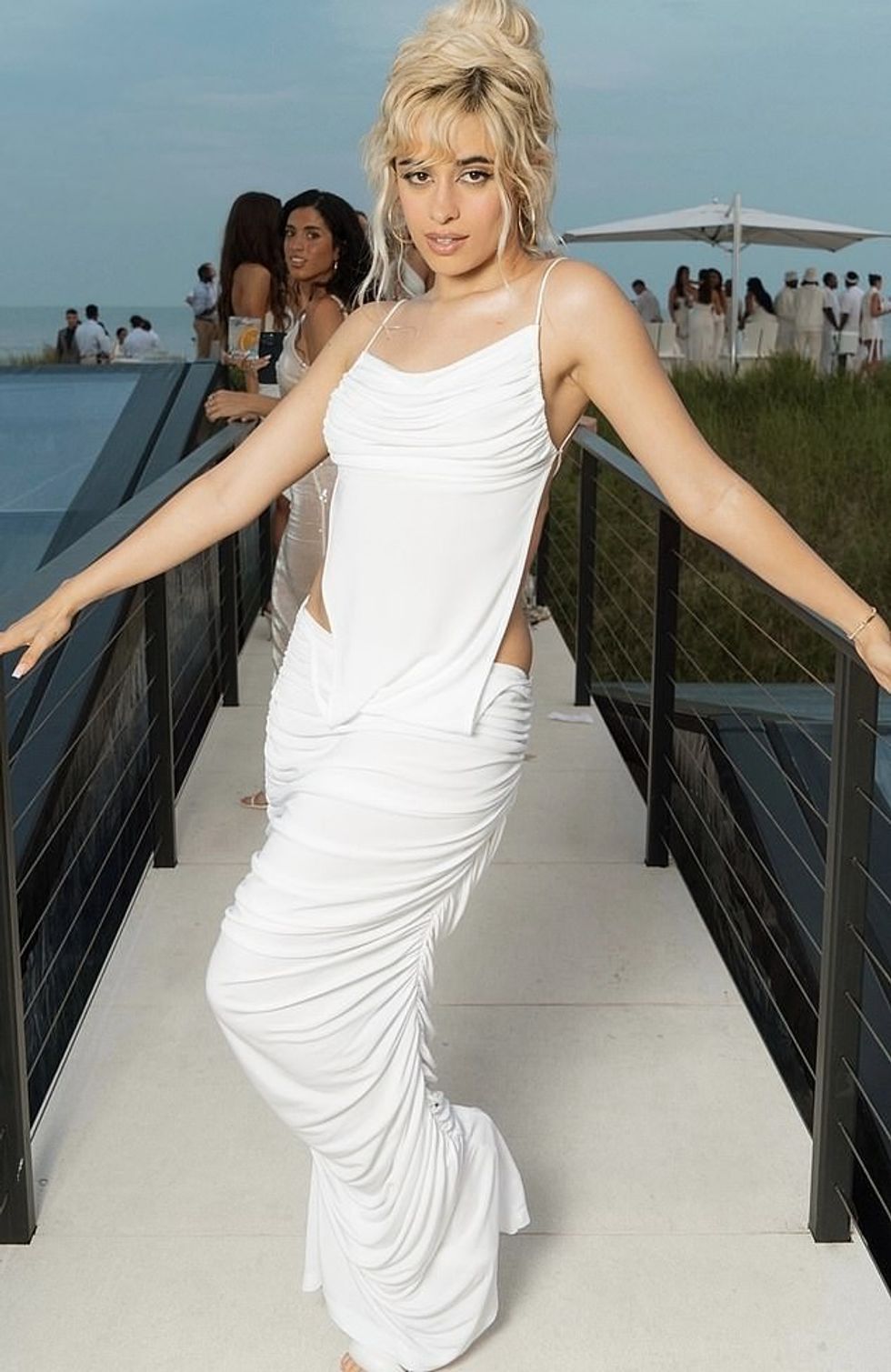 Ajo tregoi fustanin verbues