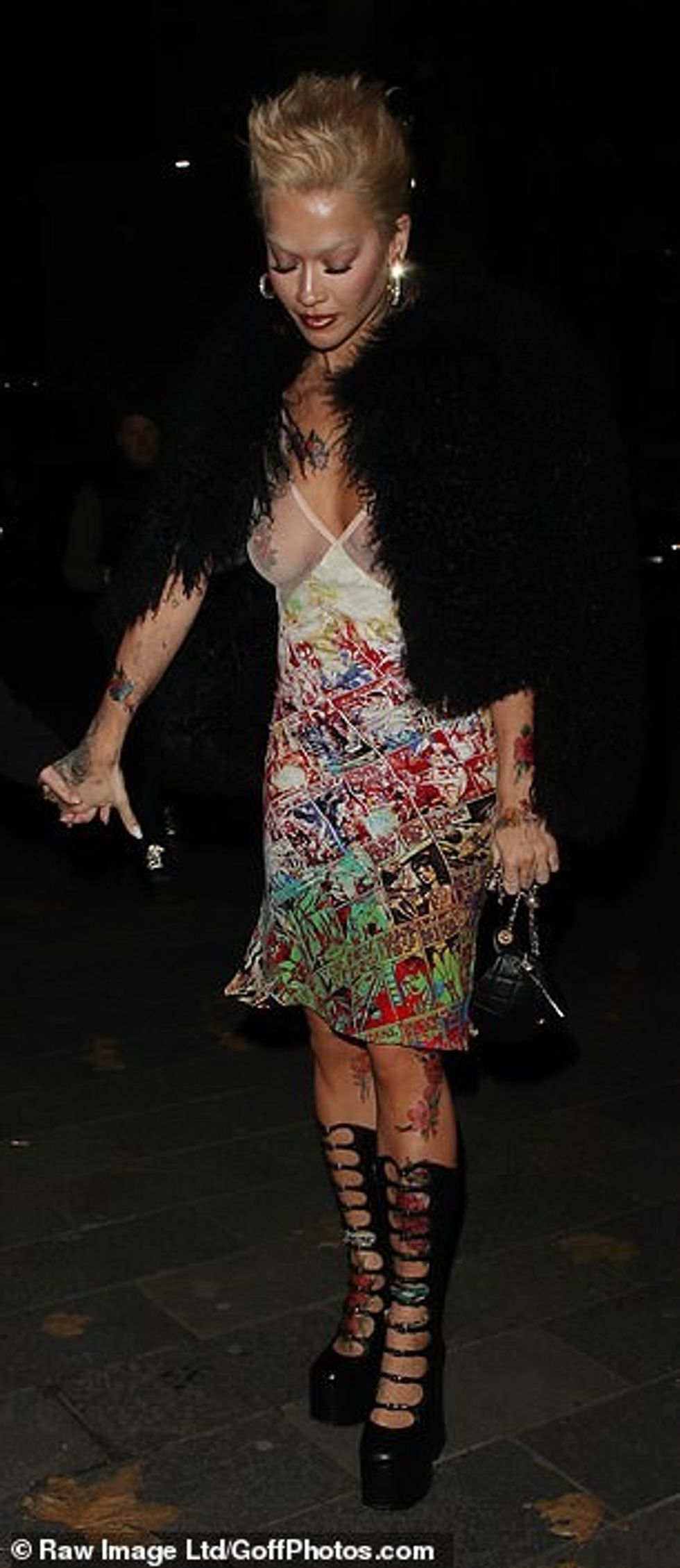 Ajo u pa me kujdes duke u tundur me taka të larta vrasëse