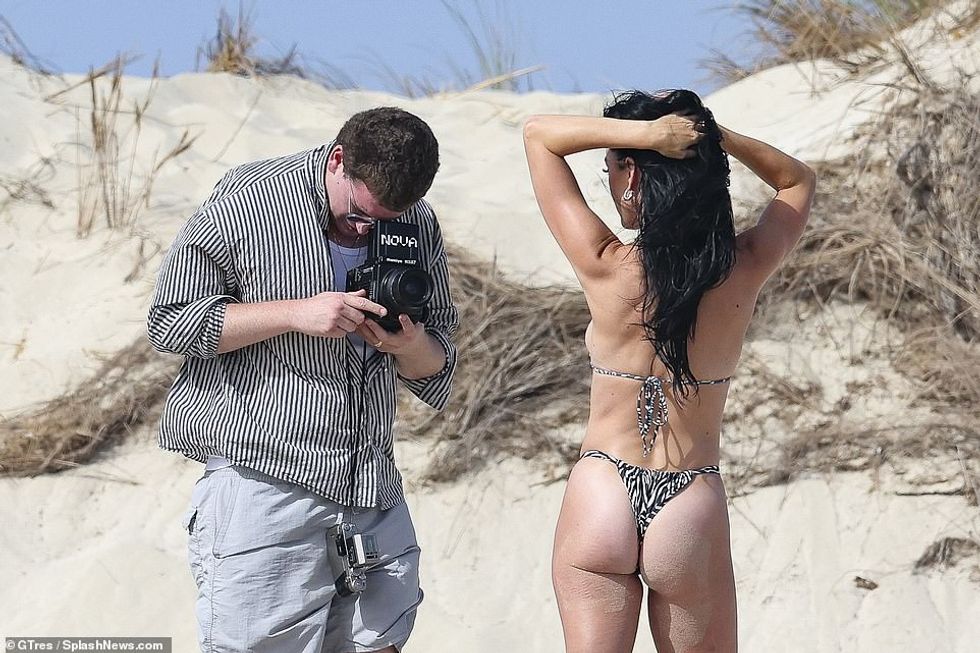 Ajo vendosi një shfaqje shumë të sigurt në rroba banje të pakta