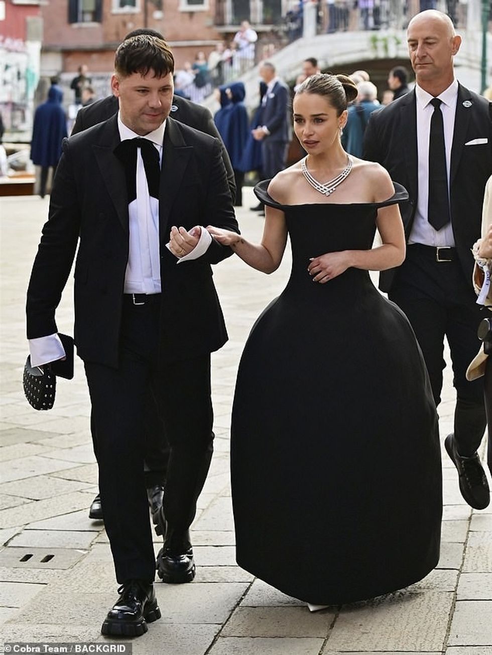 Ajo veshi fustanet e saj brune të tërhequra në një stil elegant dhe zgjodhi një grim rrezatues si gjithmonë.