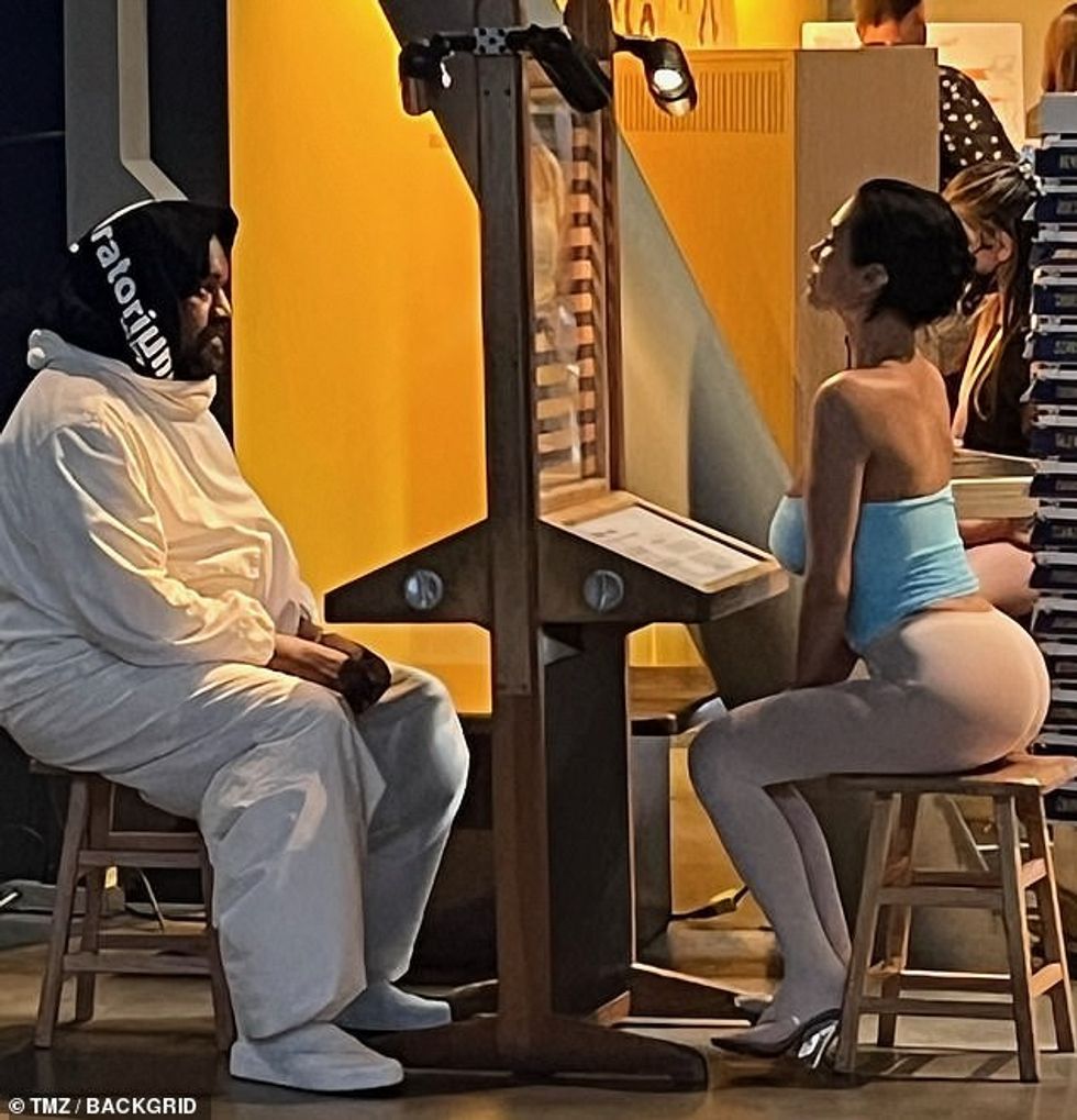 Ajo zgjodhi të mbulohej pjesërisht me një palë dollakë të tejdukshme, të bardha, si dhe një bluzë blu pa rripa.