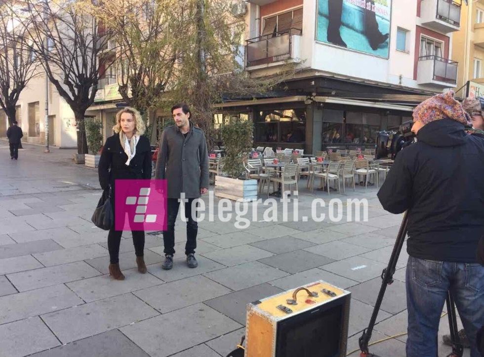 Aktorët Teuta Krasniqi dhe Donat Qosja gjatë xhirimeve të filmit