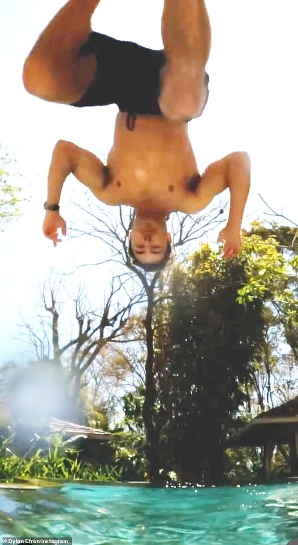 Aktori ka ndarë në të kaluarën përvojat e tij duke marrë pjesë në sportet ekstreme, duke përfshirë zhytjet, përmes llogarive të tij në mediat sociale; foto në mars të 2022