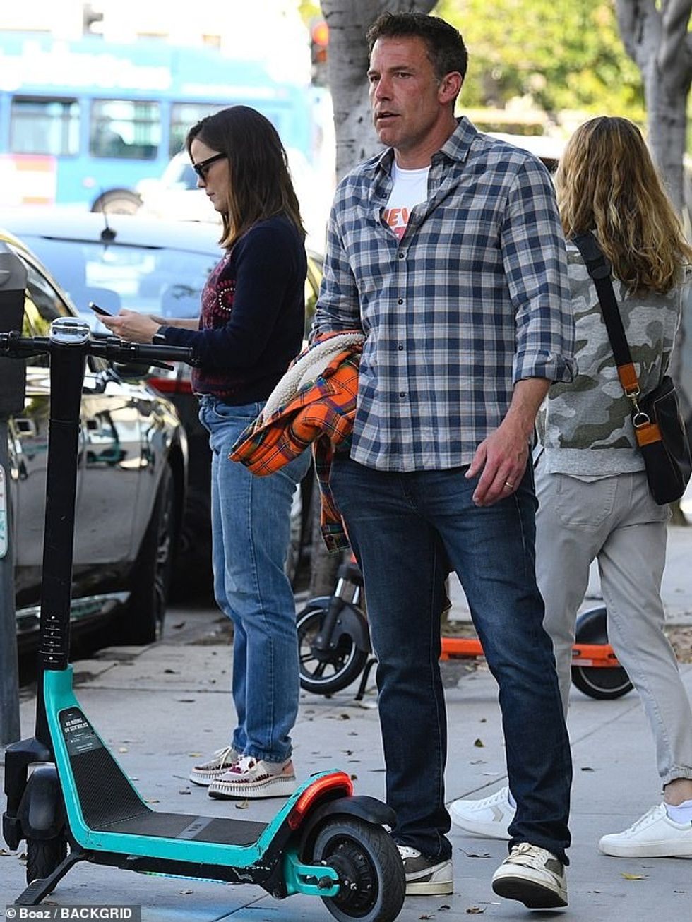 Aktori u vesh për daljen e rastësishme me një palë xhinse blu të errët, xhins si dhe një kopsë me çelë blu.