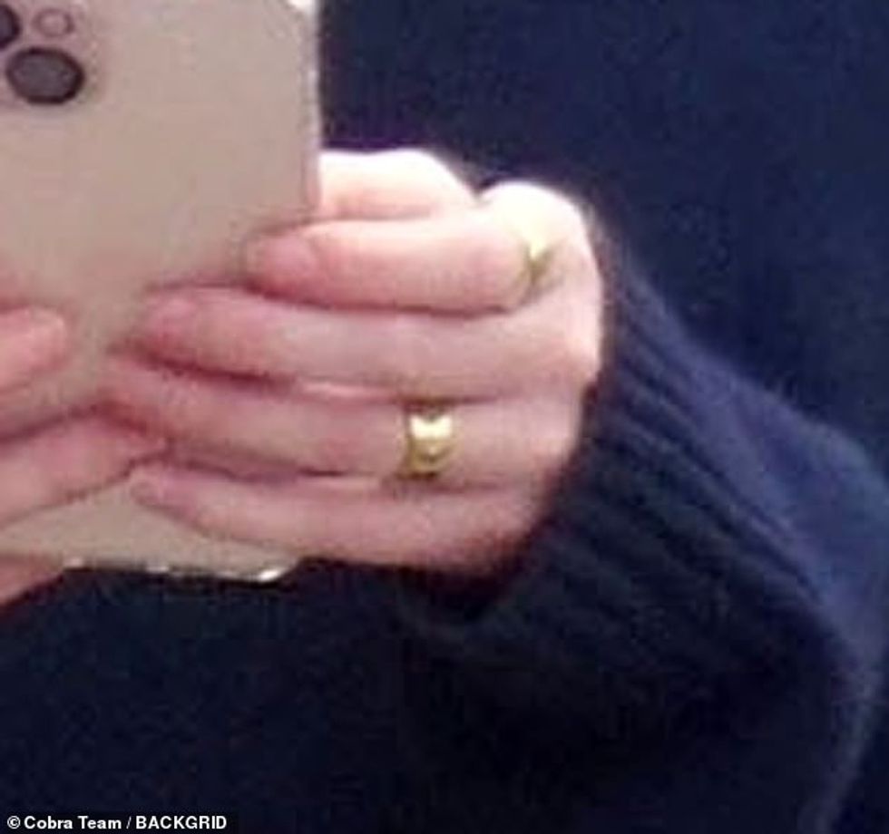 Aktorja, 28 vjeçe, shfaqi një shirit të trashë ari në gishtin e unazës së fejesës, ndërsa la të kuptohej se zhvilluesi i pronës kishte ngritur pyetjen