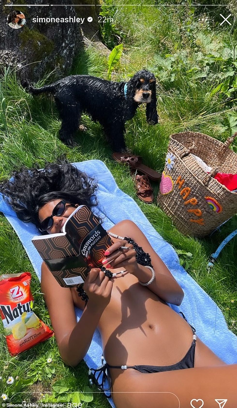 Aktorja, 29 vjeçe, dukej e pabesueshme teksa thithte diellin ndërsa bënte një fjalëkryq të shtrirë në një peshqir blu në bar.