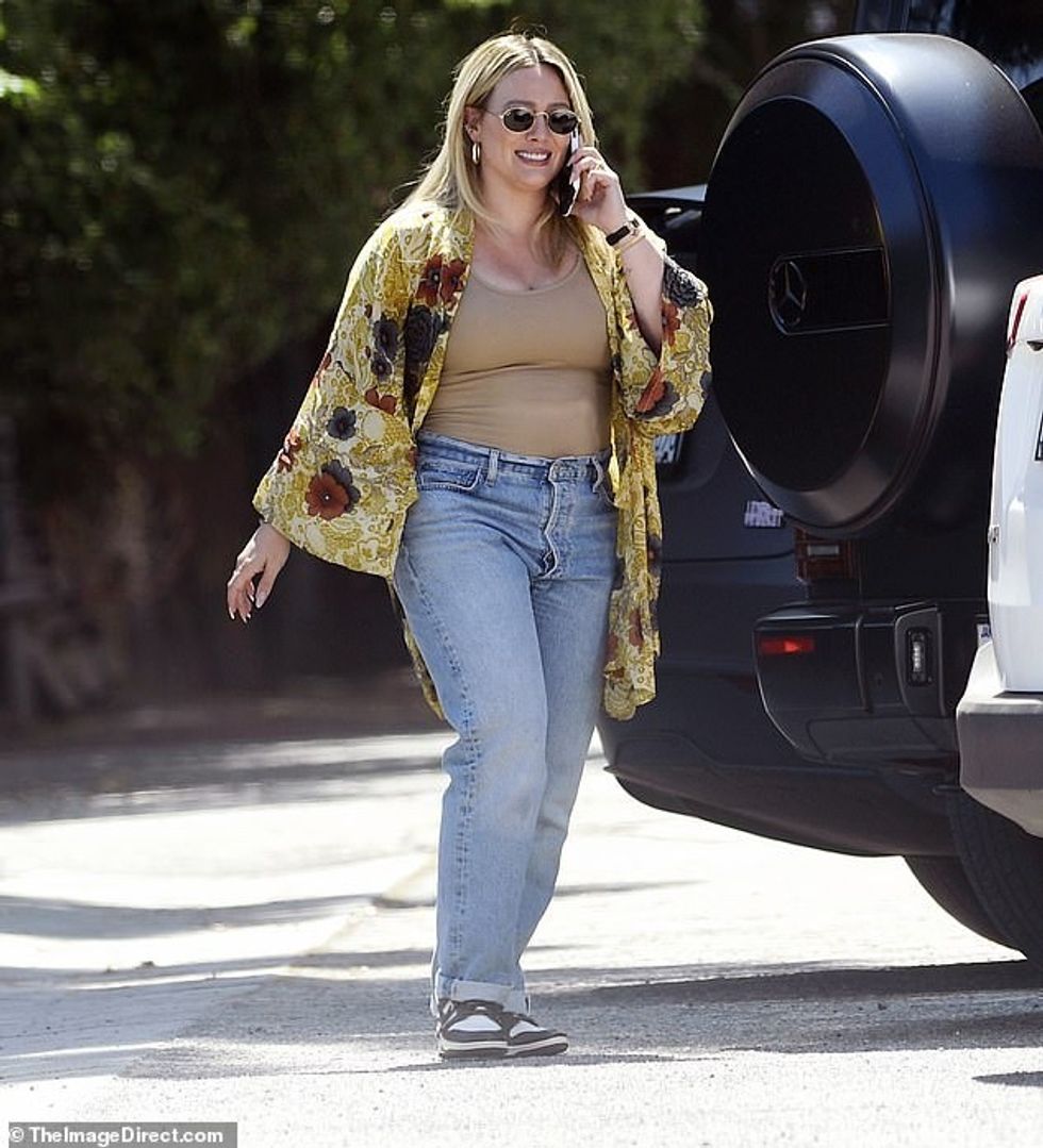 Aktorja, 36 vjeçe, shfaqi figurën e saj të dobët pas lindjes, e veshur me një kostum nudo të trupit dhe një palë xhinse me bel të lartë me atlete Nike