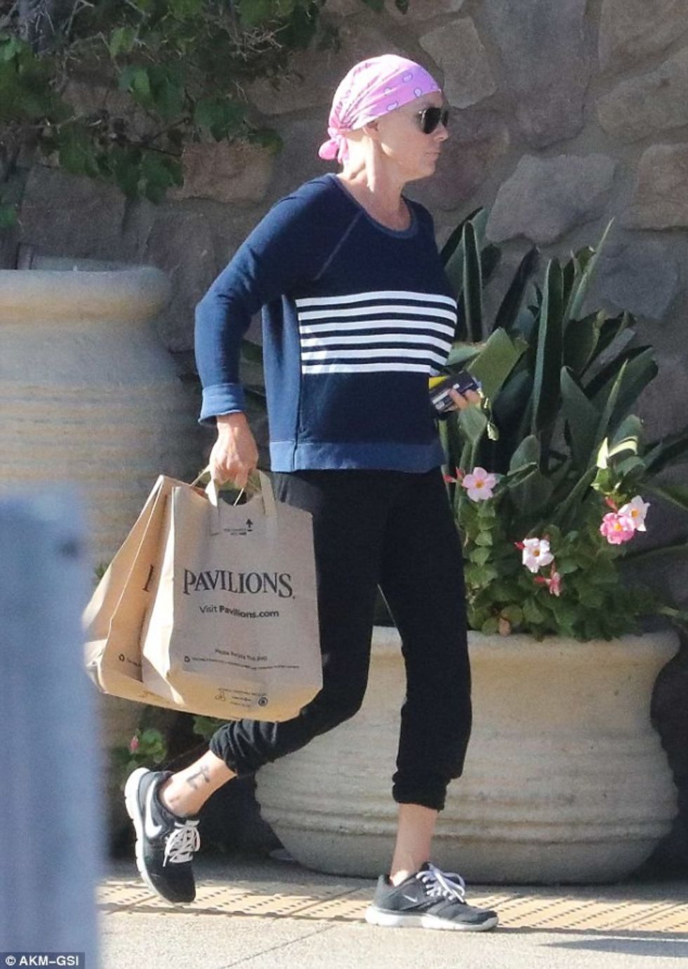 Aktorja e kishte të mbuluar kokën me shami.