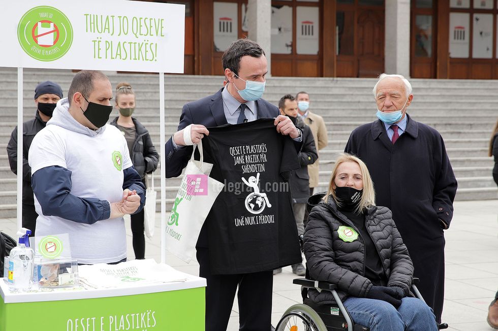 Albin Kurti Handikos dhe The Balkan Forum ne kuader te fushates Thuaju jo qeseve te plastikes foto Ridvan Slivova 14