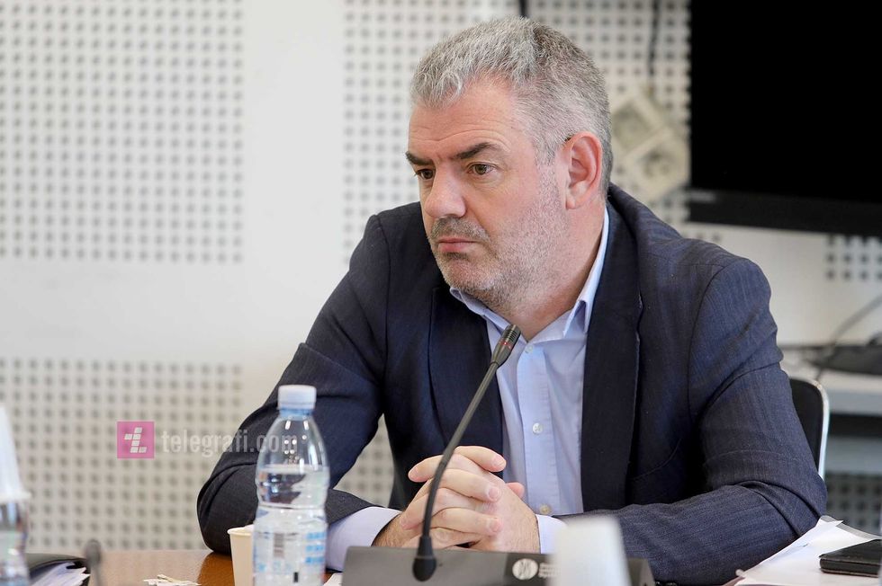 Albulena Haxhiu raporton ne Komisionin Ad hoc per Zhvillimin e Procesit te Vleresimit Kalimtar Kujtim Shala foto Ridvan Slivova 9