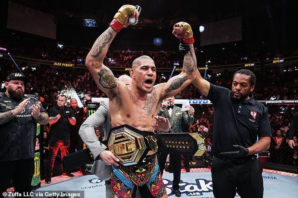 Alex Pereira ruajti titullin e tij në peshën e lehtë të UFC me stil pasi mposhti Jiri Prochazka