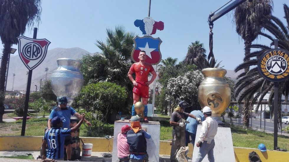 Alexis Sanchez unveiled the statue in 2017