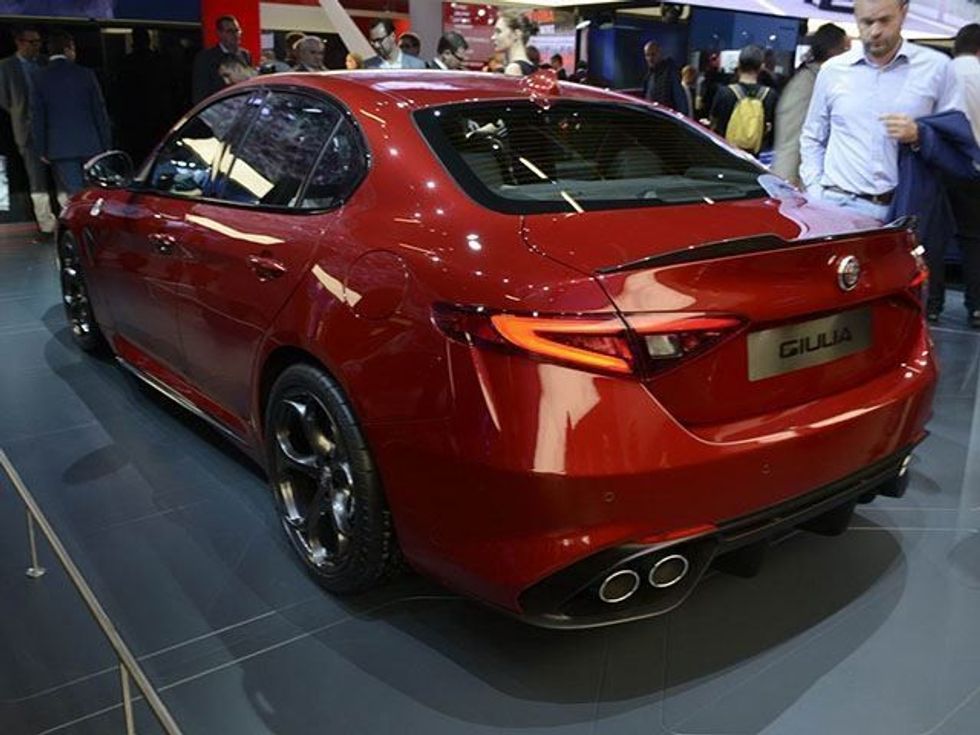 alfa-romeo-ben-te-ditur-cmimin-fillestar-te-modelit-giulia-qv-foto-2