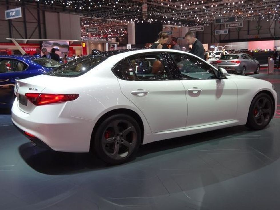 alfa-romeo-ben-te-ditur-cmimin-fillestar-te-modelit-giulia-qv-foto-4